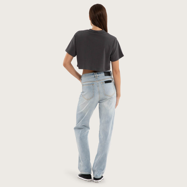 Model wears Vail Crop Tee Asphalt T-Shirts in Grey - Image 2