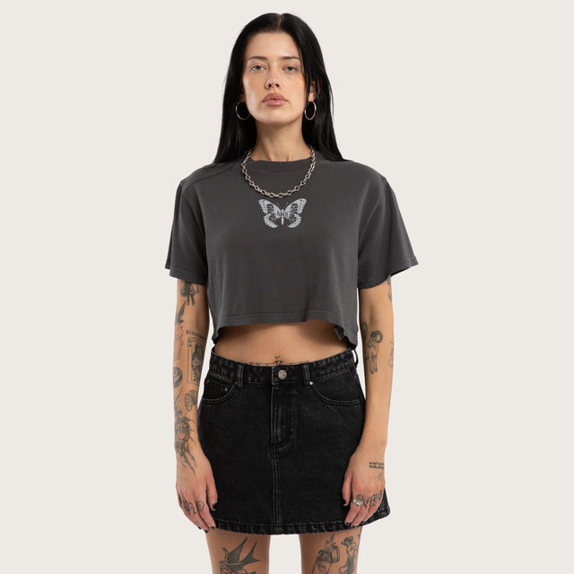 Model wears Shadow Crop Tee Jet Black T-Shirts Black – image 1