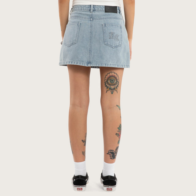 Model wears Ophelia Denim Skirt Washed Blue Skirt Blue – image 2