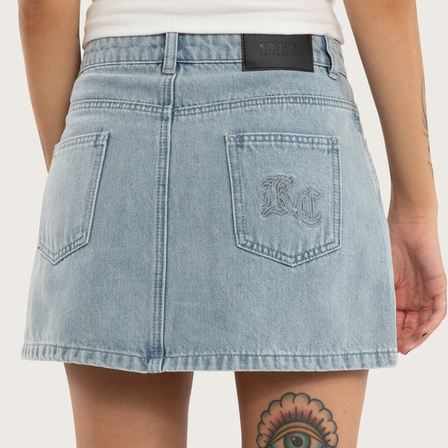 Model wears Ophelia Denim Skirt Washed Blue Skirt Blue – image 5