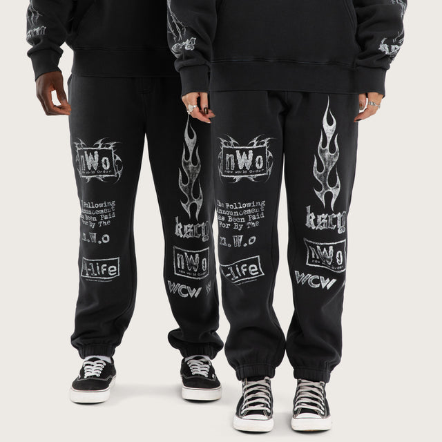Model wears NWO 4 Life Straight Trackpant Pig/Min Anthracite Black Trackpants Black – image 5
