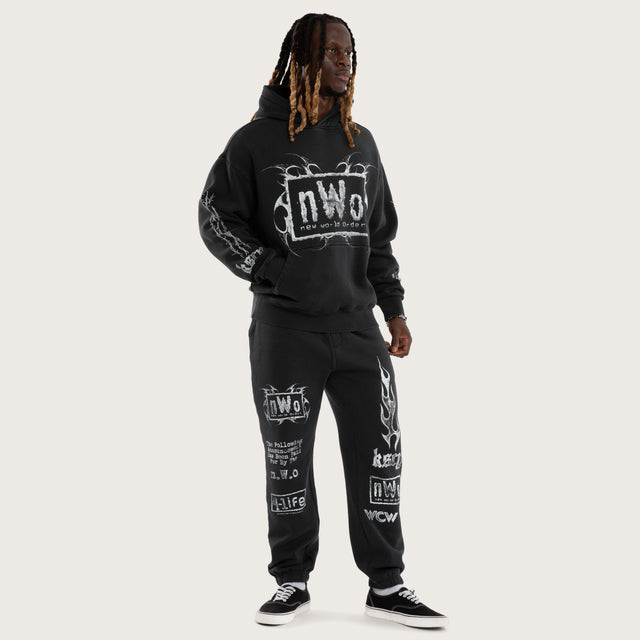Model wears NWO 4 Life Straight Trackpant Pig/Min Anthracite Black Trackpants Black – image 4