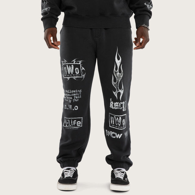 Model wears NWO 4 Life Straight Trackpant Pig/Min Anthracite Black Trackpants Black – image 7