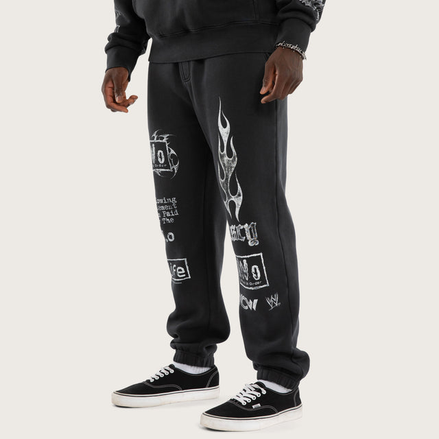 Model wears NWO 4 Life Straight Trackpant Pig/Min Anthracite Black Trackpants Black – image 6