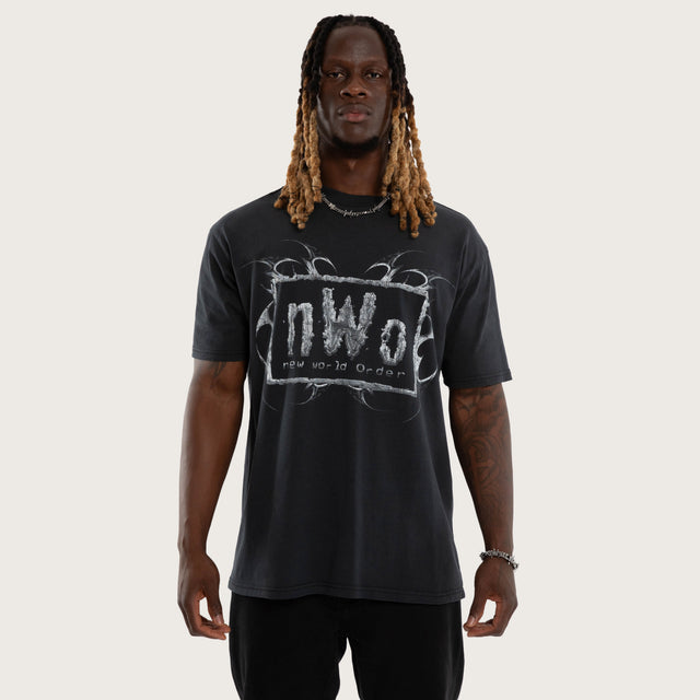 Model wears NWO 4 Life Box Fit Tee Pigment Anthracite Black T-Shirts Black – image 3