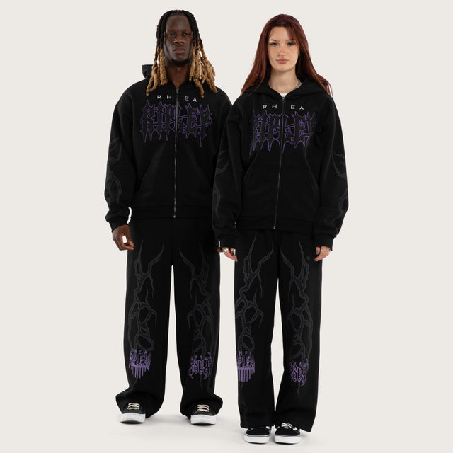 Model wears Ripley Chaos Razor Trackpant Anthracite Black Trackpants Black – image 1