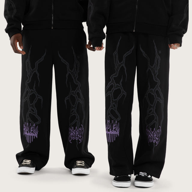 Model wears Ripley Chaos Razor Trackpant Anthracite Black Trackpants Black – image 5