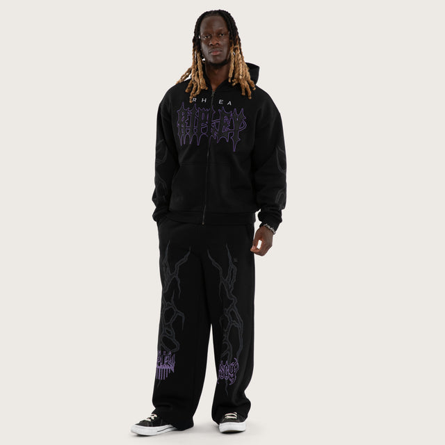 Model wears Ripley Chaos Razor Trackpant Anthracite Black Trackpants Black – image 4
