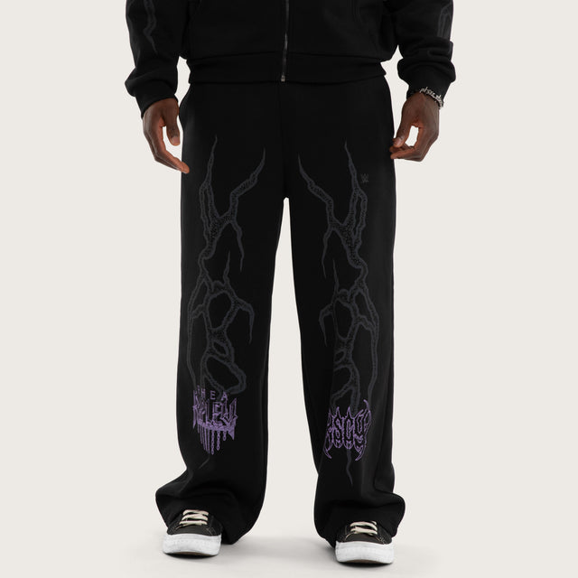 Model wears Ripley Chaos Razor Trackpant Anthracite Black Trackpants Black – image 7