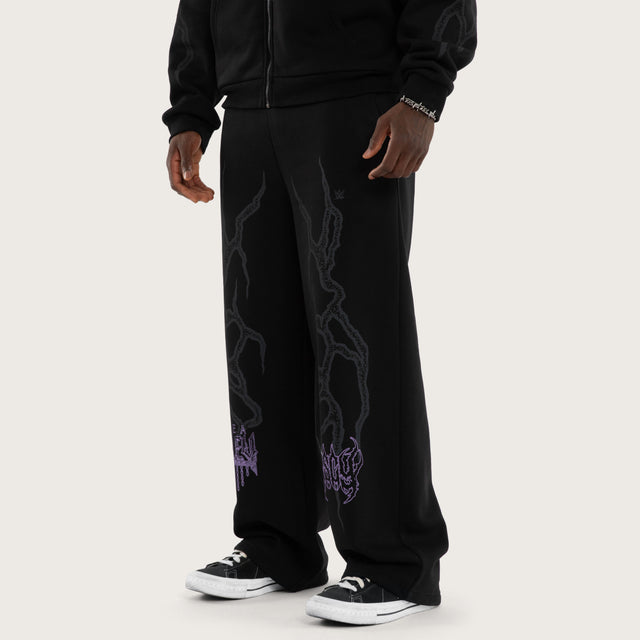 Model wears Ripley Chaos Razor Trackpant Anthracite Black Trackpants Black – image 6