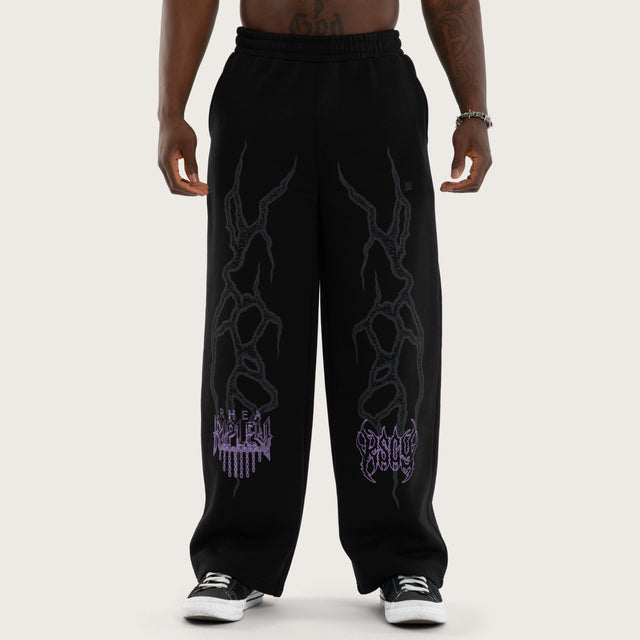 Model wears Ripley Chaos Razor Trackpant Anthracite Black Trackpants Black – image 2