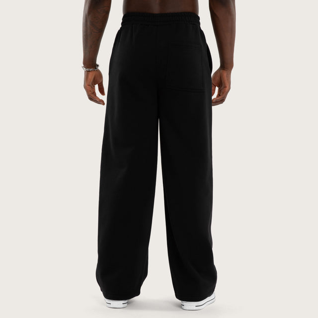 Model wears Ripley Chaos Razor Trackpant Anthracite Black Trackpants Black – image 3