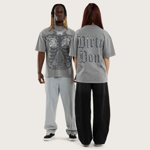 Model wears Dom Mysterio Street Tee Pigment Ultimate Grey T-Shirts Grey – image 5
