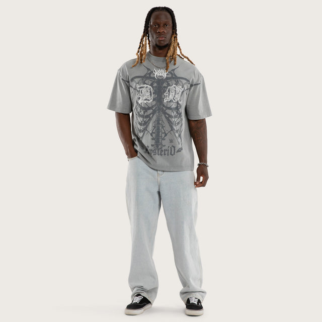 Model wears Dom Mysterio Street Tee Pigment Ultimate Grey T-Shirts Grey – image 7