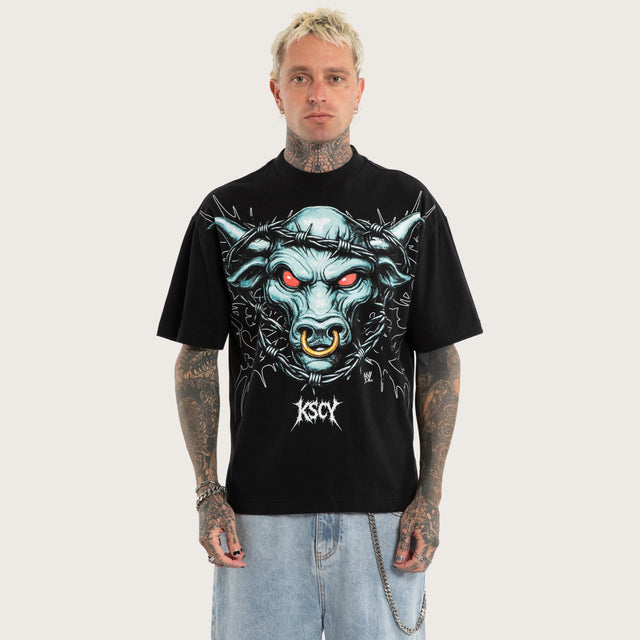 Model wears The Rock Street Tee Anthracite Black T-Shirts Black – image 4