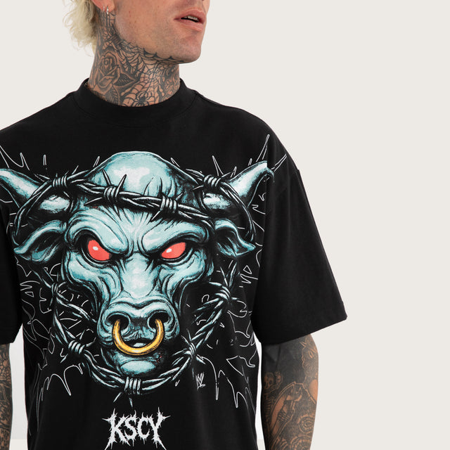 Model wears The Rock Street Tee Anthracite Black T-Shirts Black – image 3