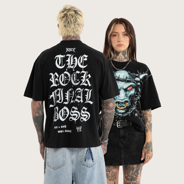 Model wears The Rock Street Tee Anthracite Black T-Shirts Black – image 1