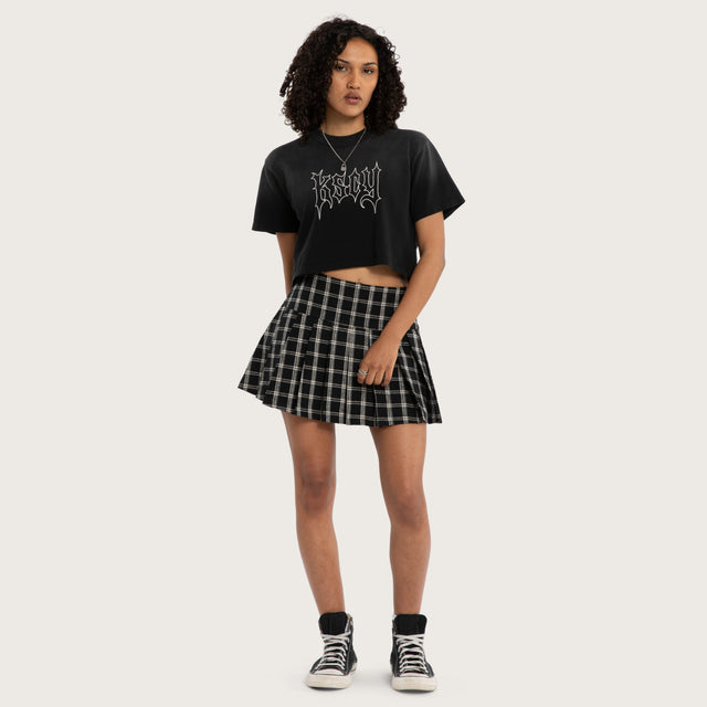 Model wears Ice Crop Tee Sunbleached Black T-Shirts in Grey Image - 5